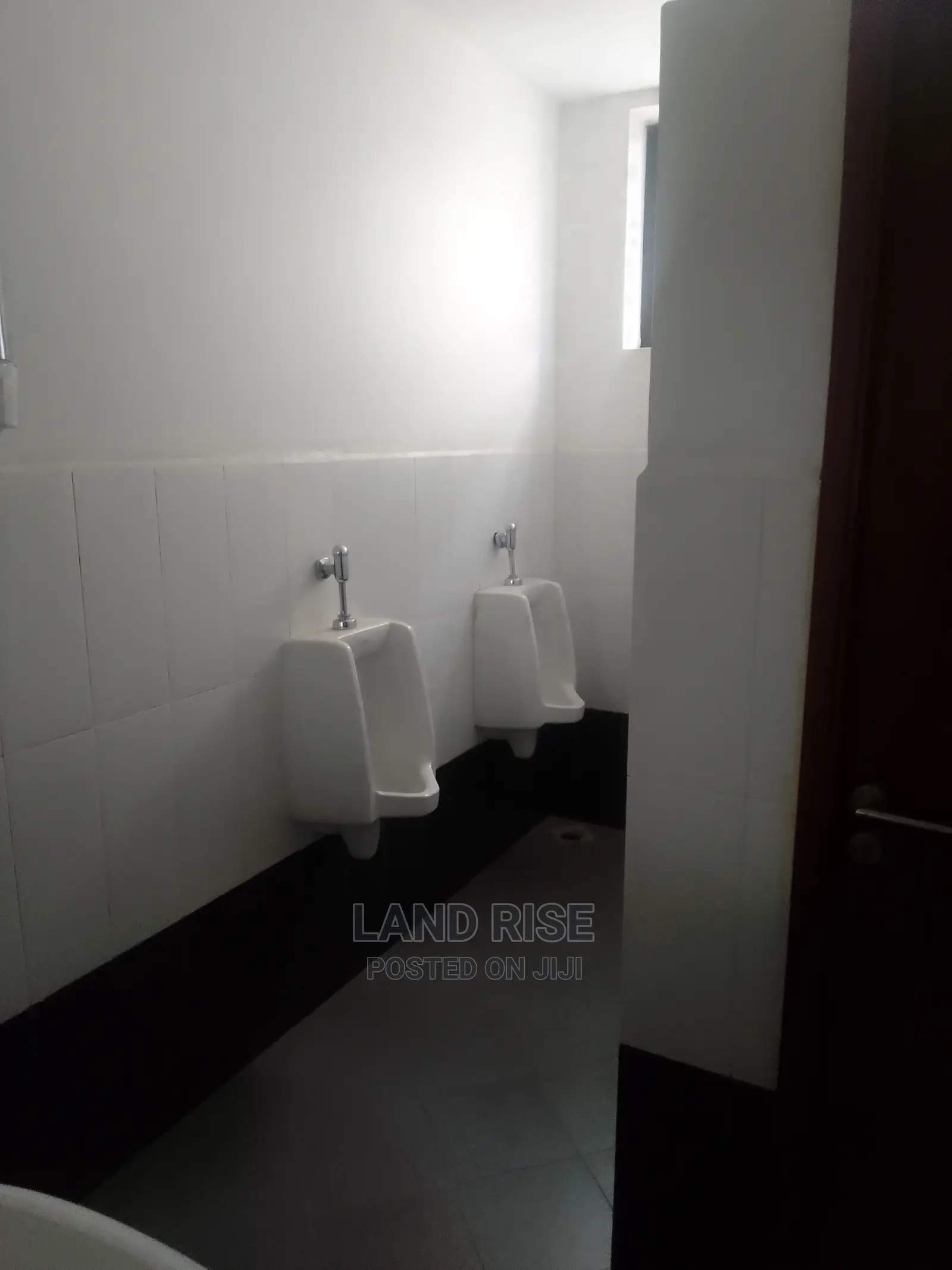 83 SQM Office in Posta in Kariakoo