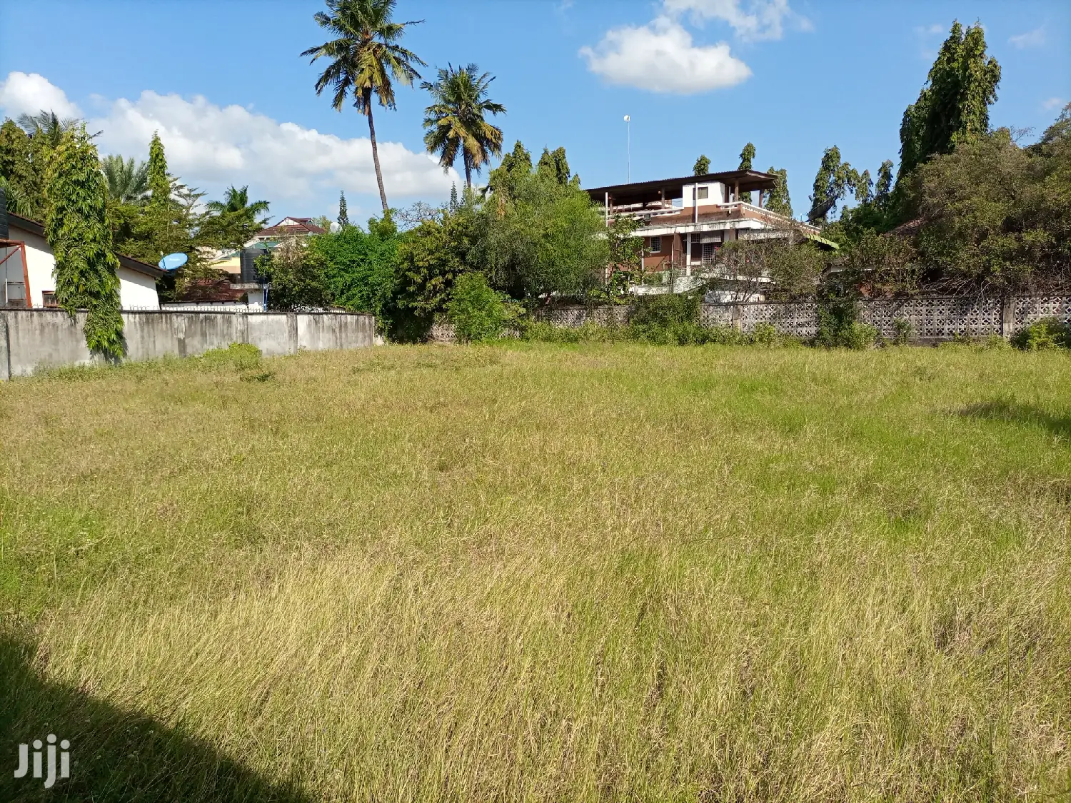 Kiwanja Kipo Ndani Ya Fence Na Geti Lake Eneo La Mikocheni B in Mikocheni