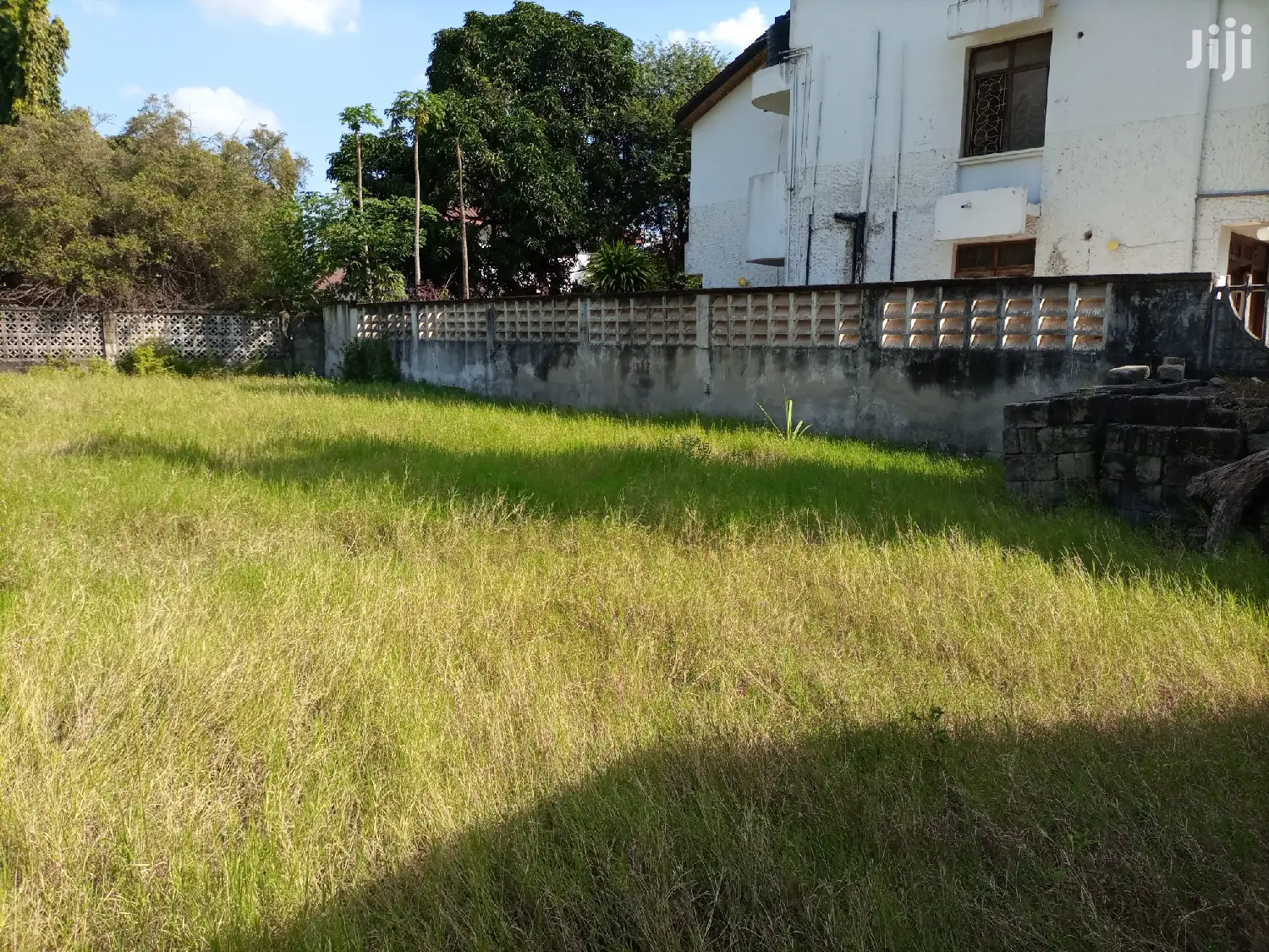 Kiwanja Kipo Ndani Ya Fence Na Geti Lake Eneo La Mikocheni B in Mikocheni