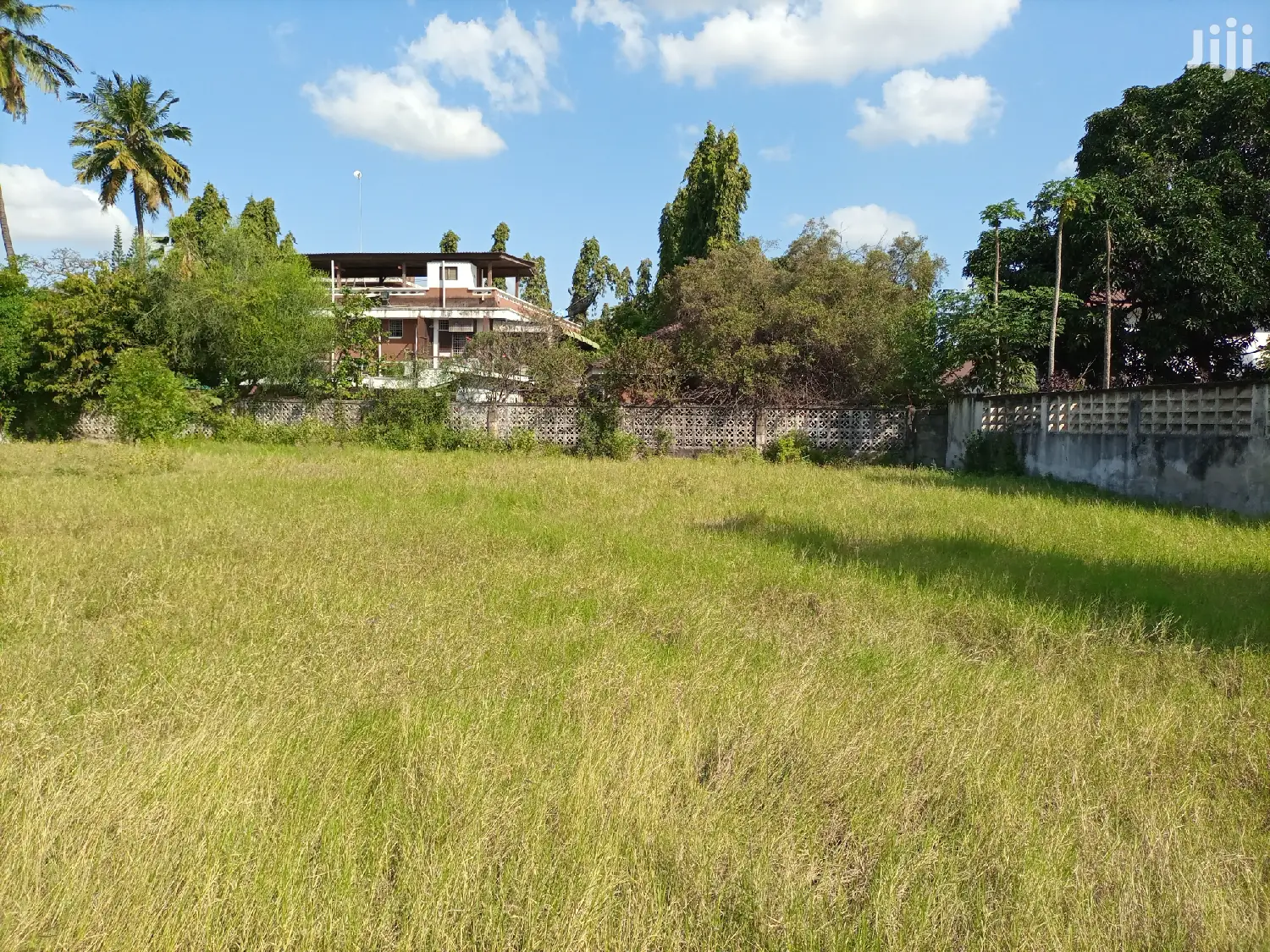 Kiwanja Kipo Ndani Ya Fence Na Geti Lake Eneo La Mikocheni B in Mikocheni
