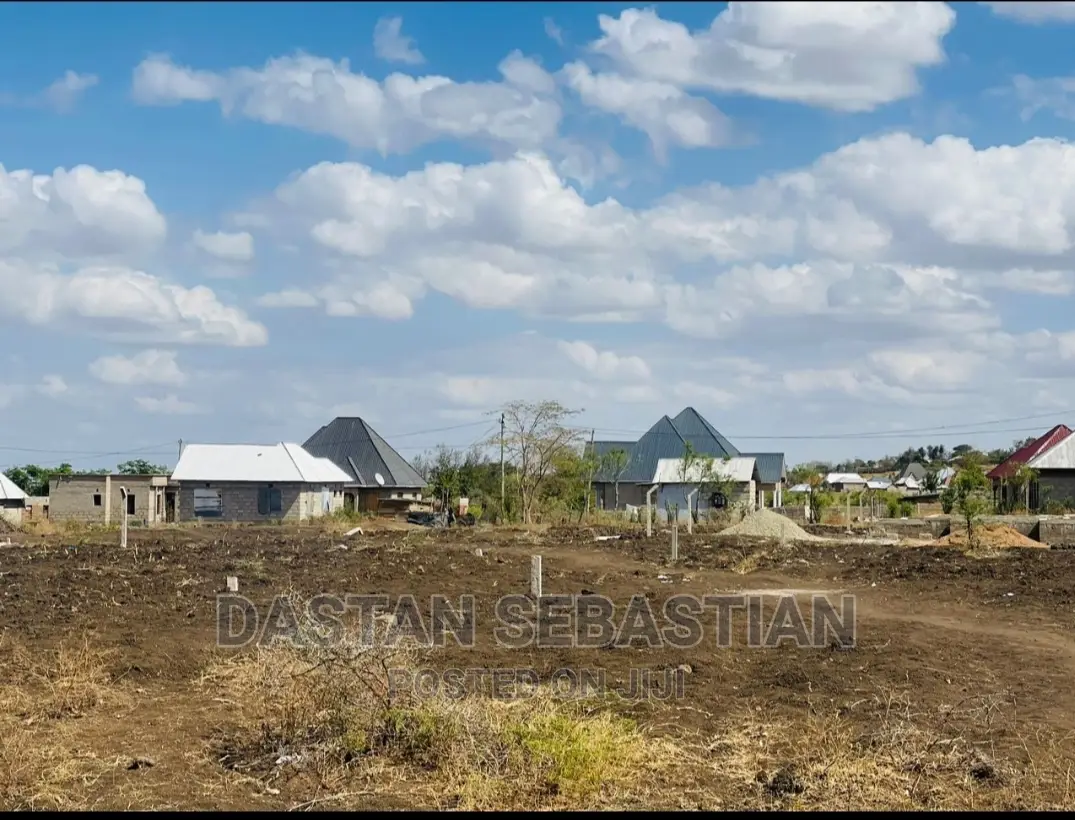 Viwanja Maji Ya Chai, Maroroni, Njia Ya Ng'ombe Na Kikatiti in Arusha