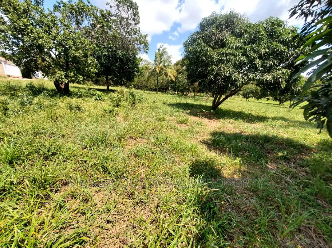 Kiwanja Kinauzwa Madale in Mbezi Beach