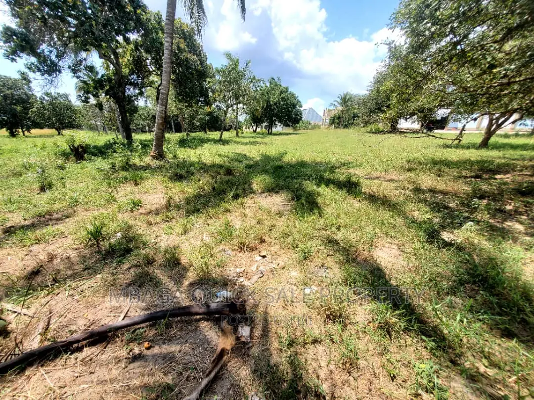 Kiwanja Kinauzwa Madale in Mbezi Beach