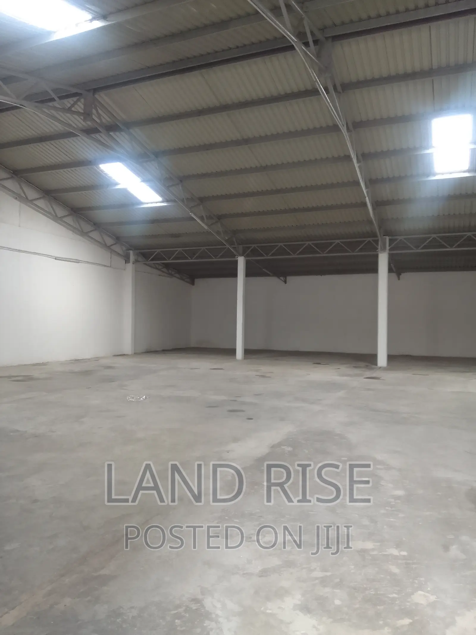 Warehouse With 420 SQM Mandela Road in Tabata