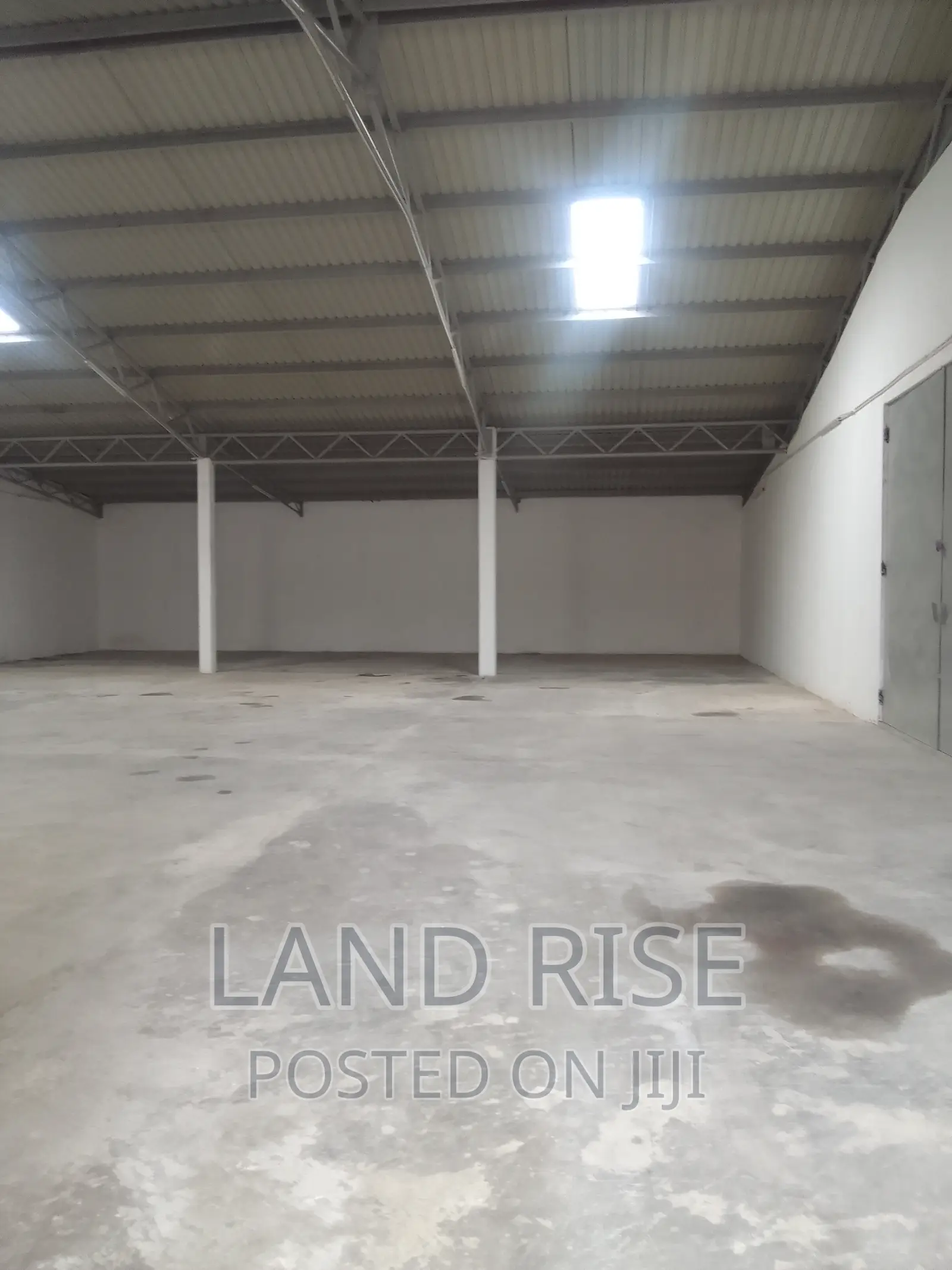 Warehouse With 420 SQM Mandela Road in Tabata