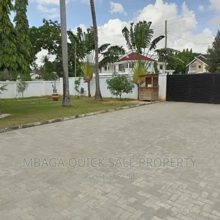 Warehouse for Rent at Boko 400sqm TSH 2.5m in Bokwa