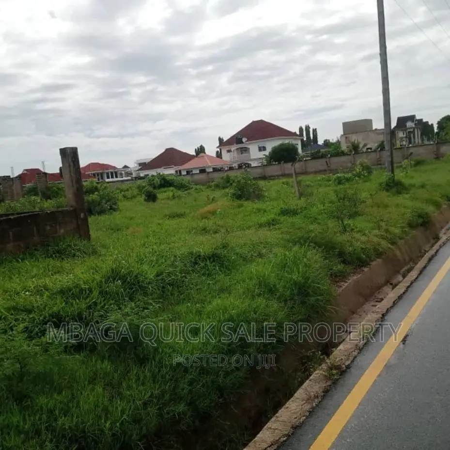Kiwanja Kinauzwa Mbweni JKT in Mbweni