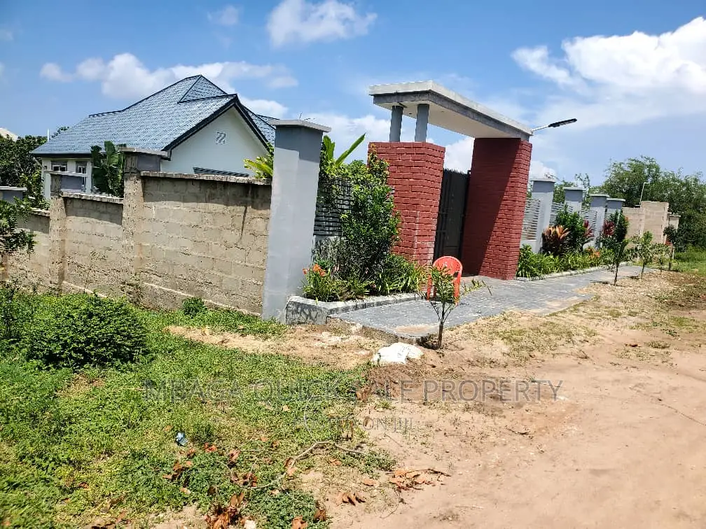 Plot Inauzwa Kipo Madale Mivumoni in Bunju