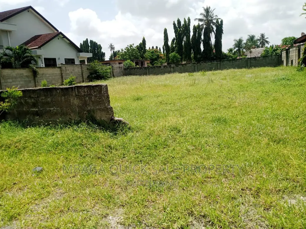 Plot for Sale at Ununio 800sqm TSH 120mil in Kunduchi