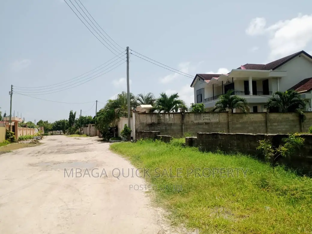 Plot for Sale at Ununio 800sqm TSH 120mil in Kunduchi
