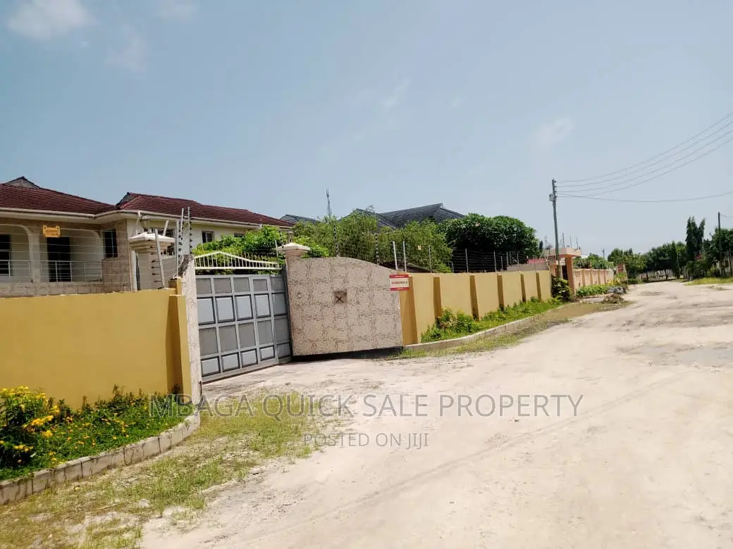 Plot for Sale at Ununio 800sqm TSH 120mil in Kunduchi