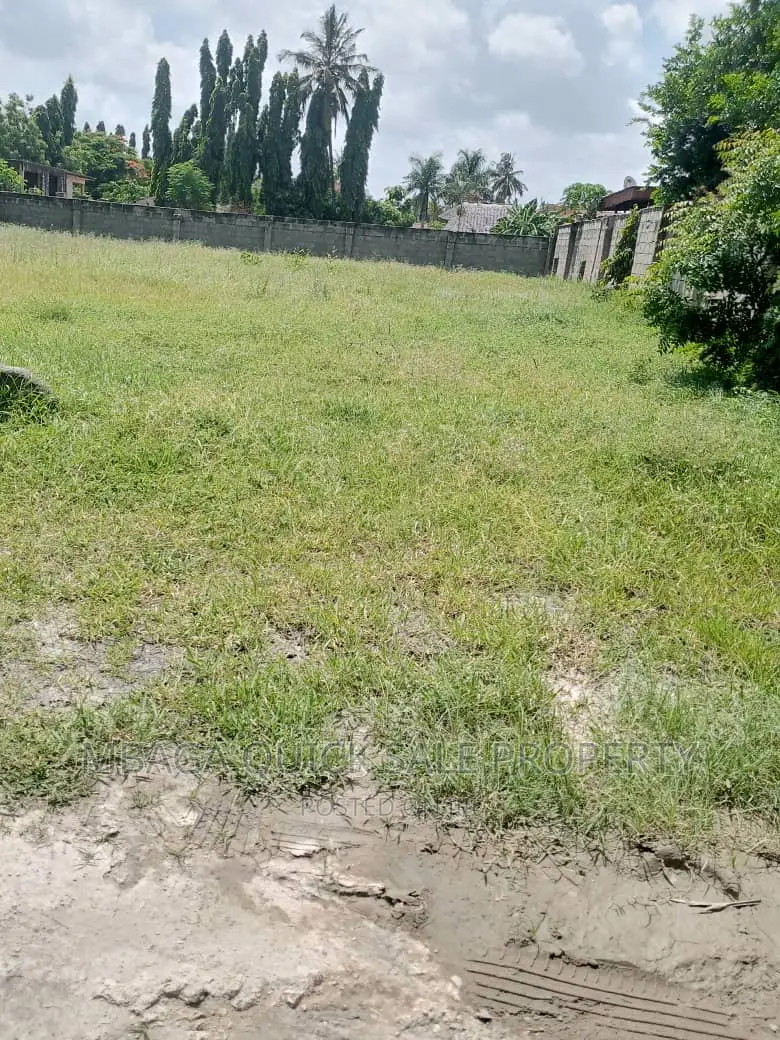 Plot for Sale at Ununio 800sqm TSH 120mil in Kunduchi