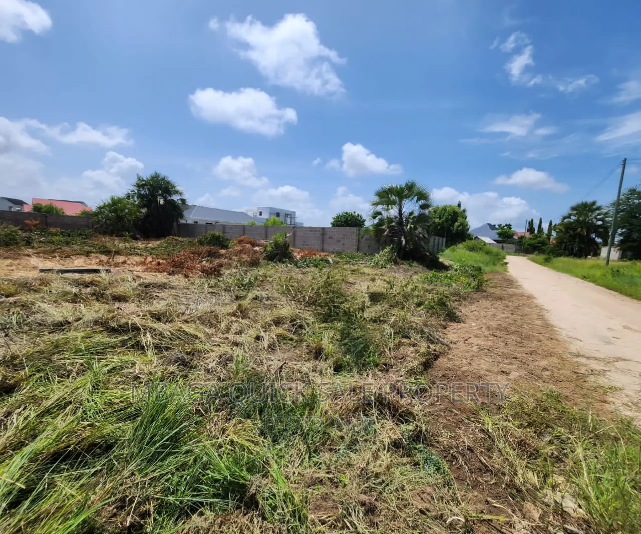 Kiwanja Kinauzwa Mbweni Mpiji in Mbweni