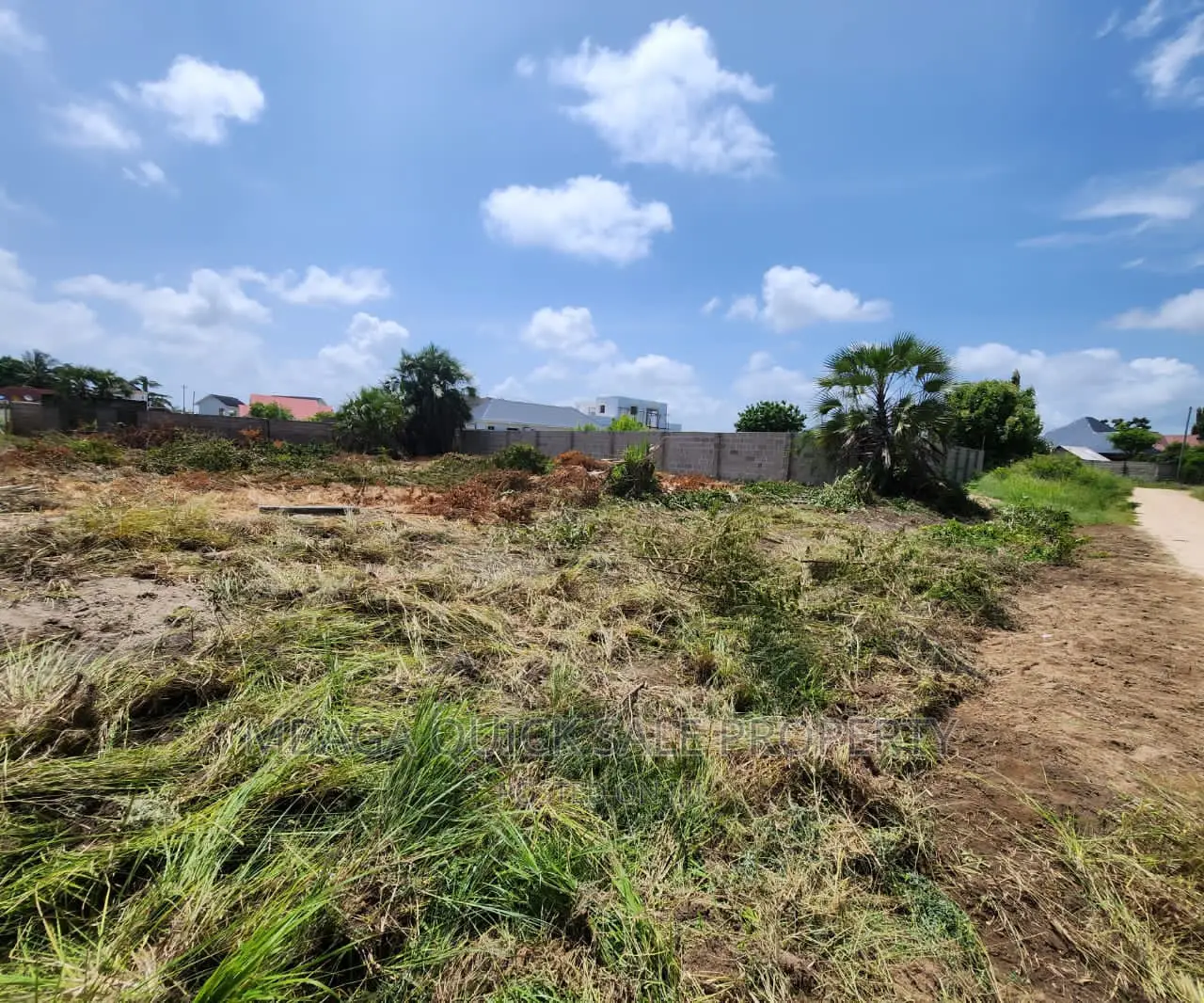 Kiwanja Kinauzwa Mbweni Mpiji in Mbweni