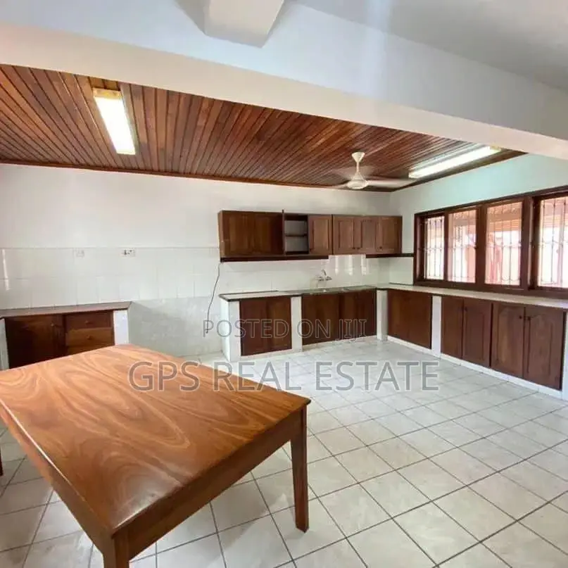 5bdrm House in Mikocheni Kwa, Kinondoni for sale in Kinondoni