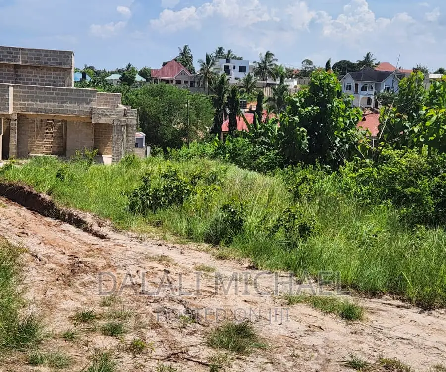 Kiwanja Kinauzwa Madale.,. in Goba