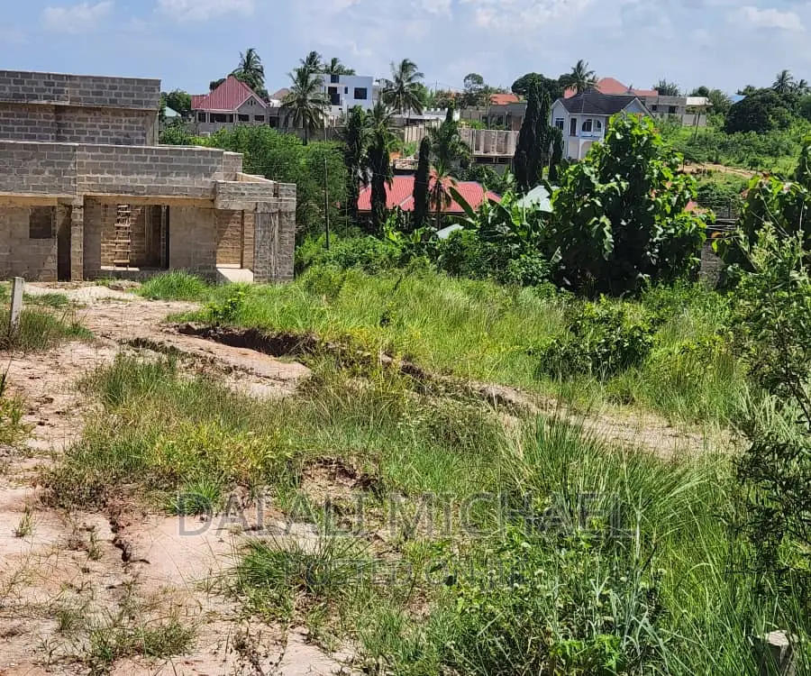 Kiwanja Kinauzwa Madale.,. in Goba