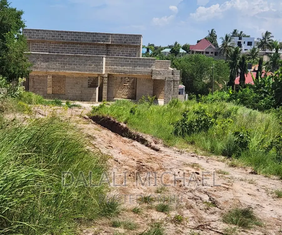 Kiwanja Kinauzwa Madale.,. in Goba