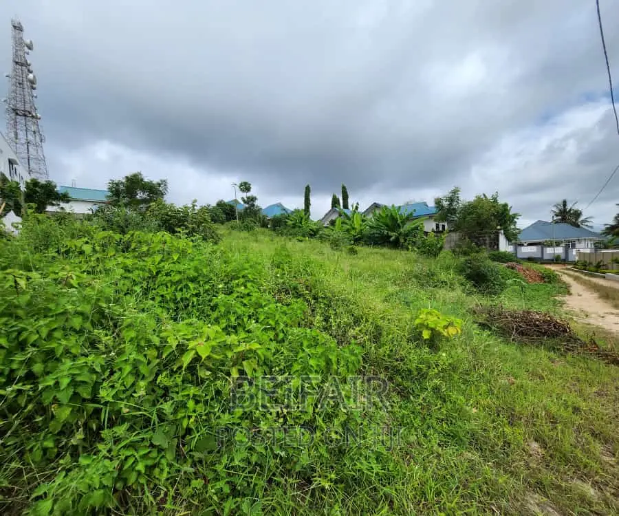 Kiwanja Kinauzwa in Kinondoni