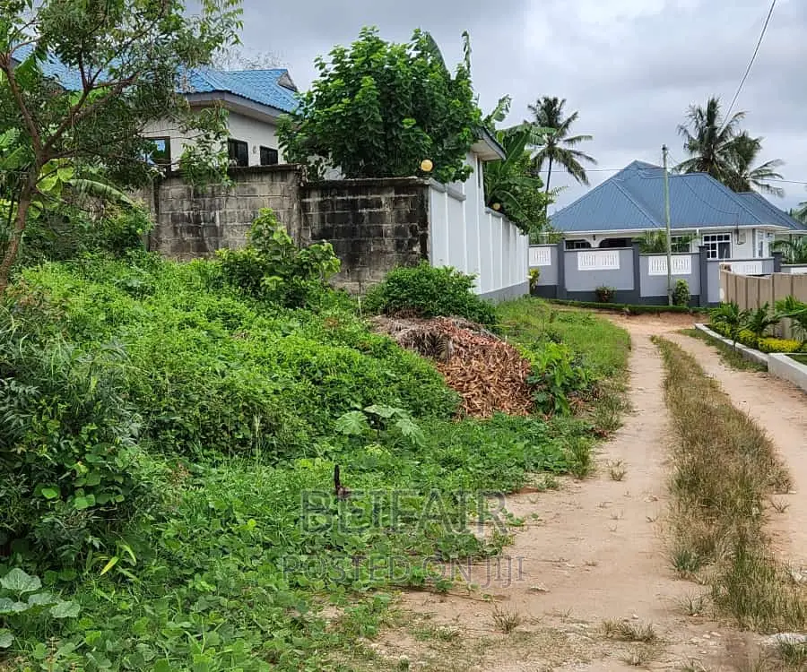 Kiwanja Kinauzwa in Kinondoni