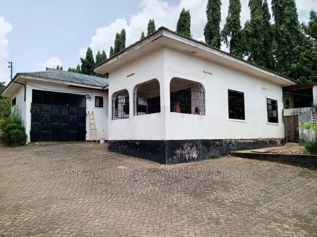 7bdrm Chalet in Mpiji Mapoe, Mbezi for sale in Mbezi