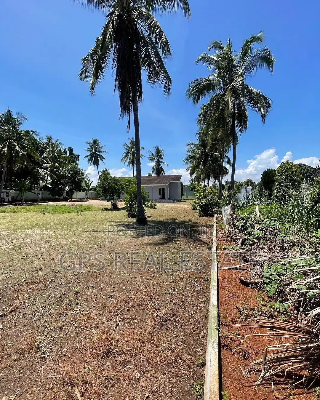 House and Plot for Sale at Bahari Beach ( 2400sqm ) in Kinondoni