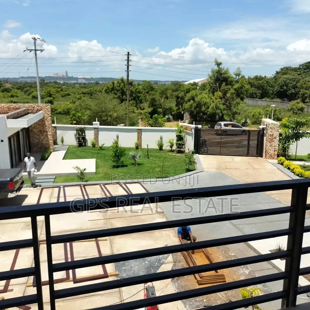 4bdrm Mansion in Bahari Beach, Kinondoni for sale in Kinondoni