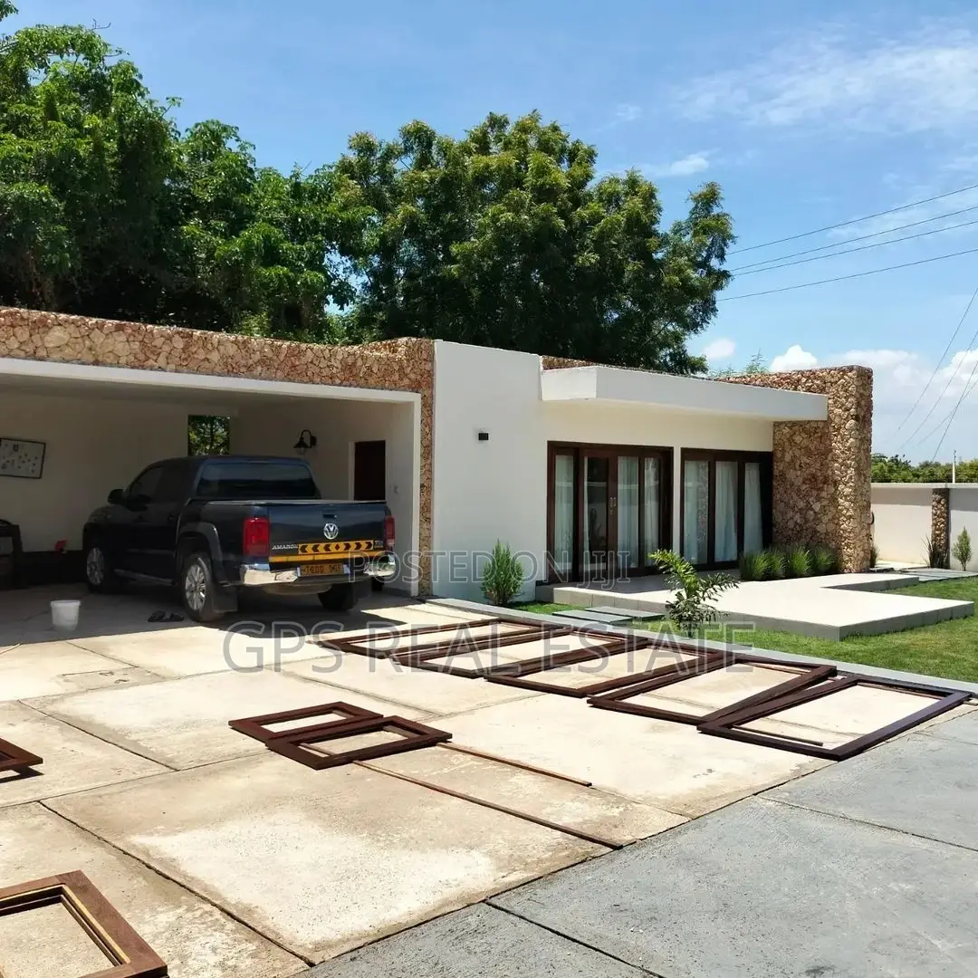 4bdrm Mansion in Bahari Beach, Kinondoni for sale in Kinondoni