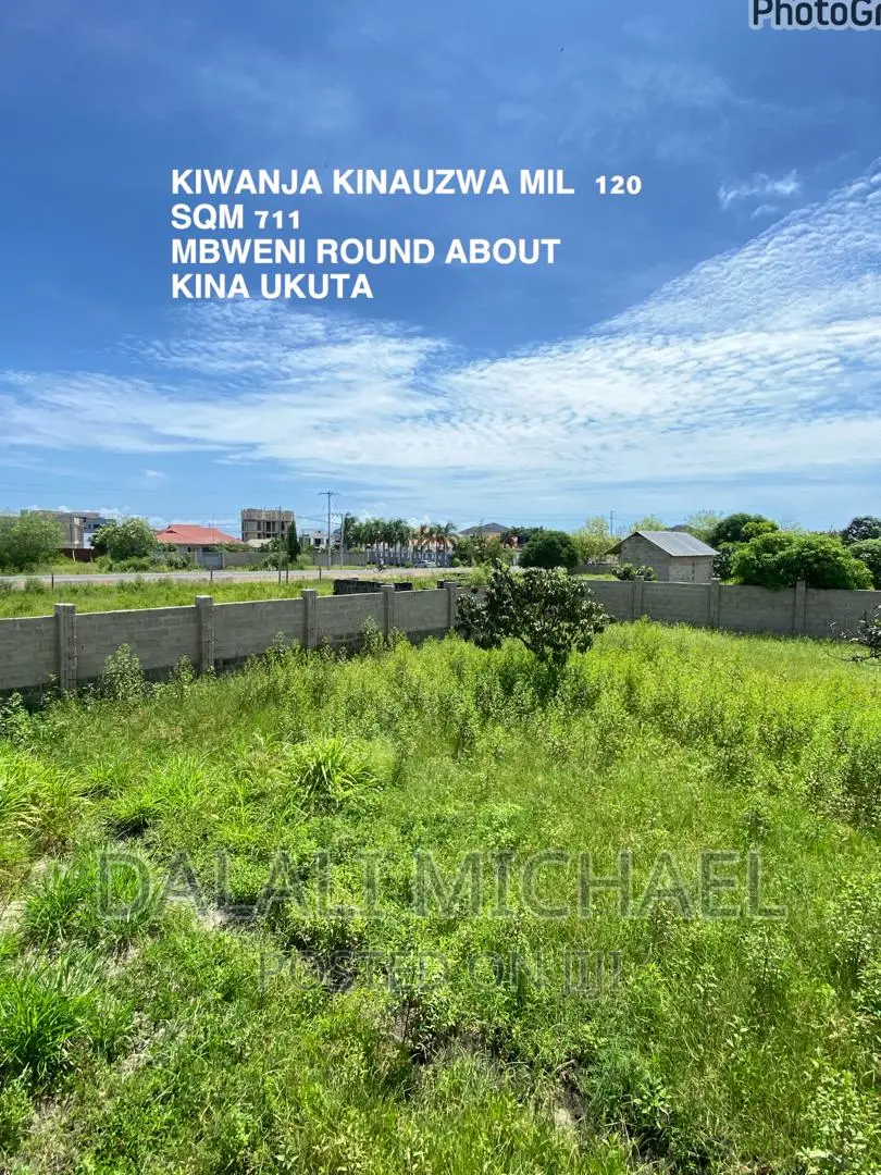 Kiwanja Kinauzwa Mbweni in Mbweni