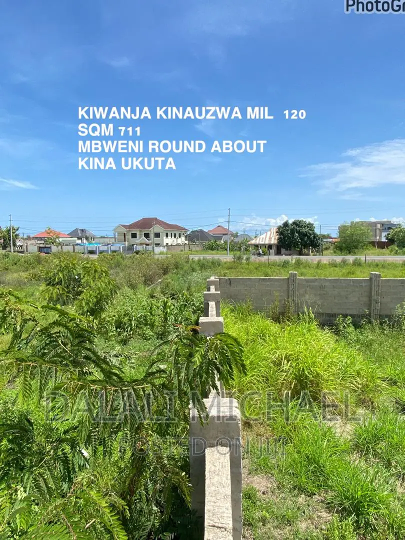 Kiwanja Kinauzwa Mbweni in Mbweni