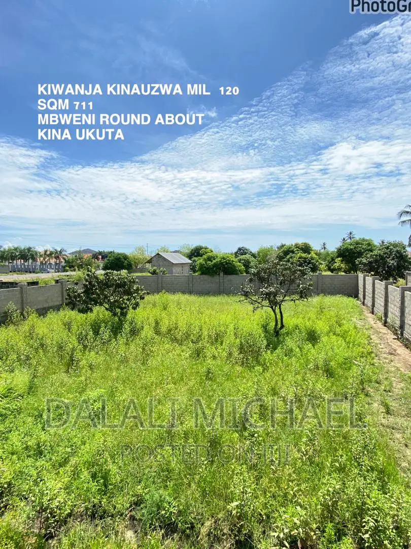 Kiwanja Kinauzwa Mbweni in Mbweni