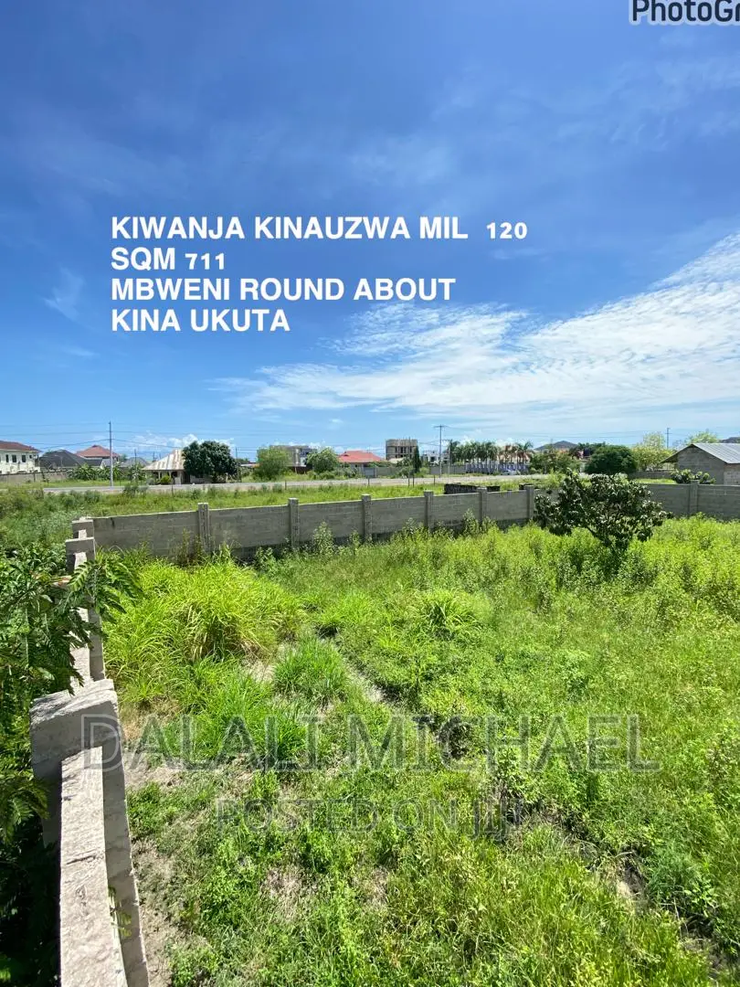 Kiwanja Kinauzwa Mbweni in Mbweni