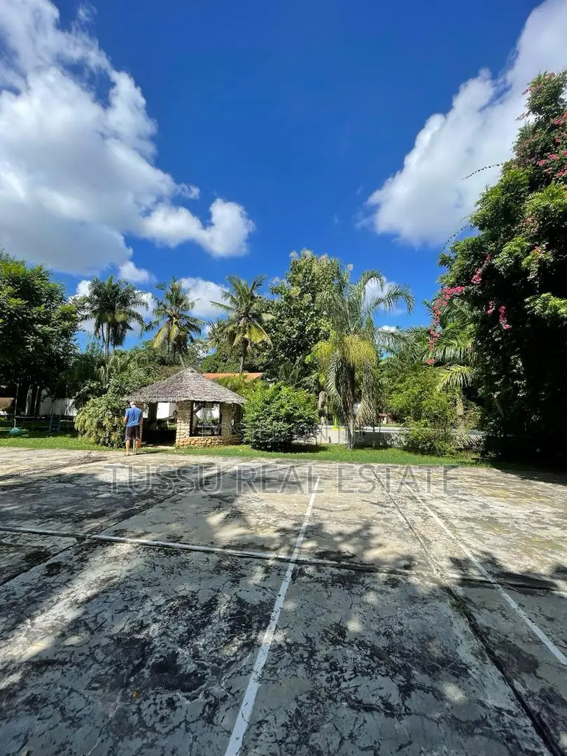 5bdrm Farm House in Bahari Beach Dsm, Kinondoni for sale in Kinondoni