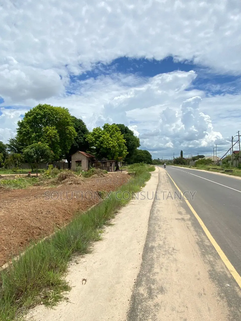 Kiwanja Kinauzwa Chenye Nyumba Kipo Mbweni Mpiji in Mbweni