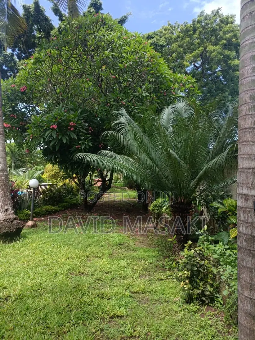 Property of 3600 Sq M for Sale for Redevelopment in Oyster Bay