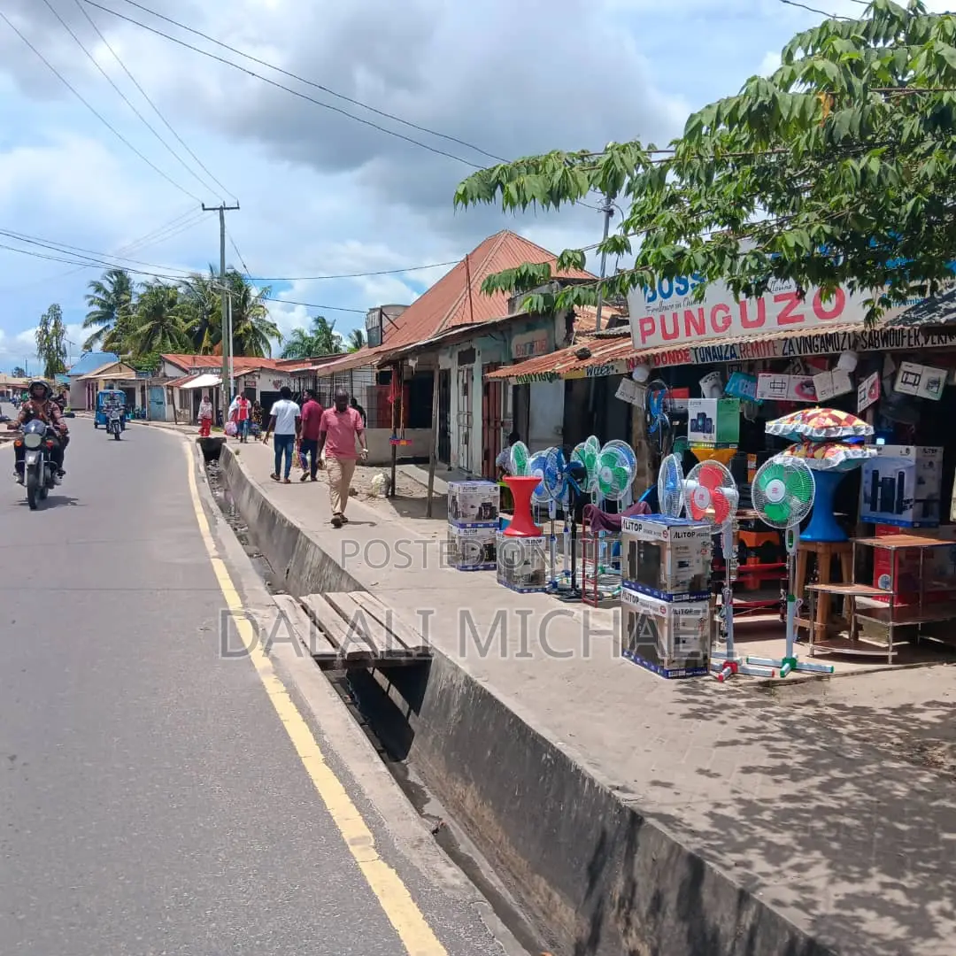 13bdrm House in Yombo for sale in Yombo Vituka