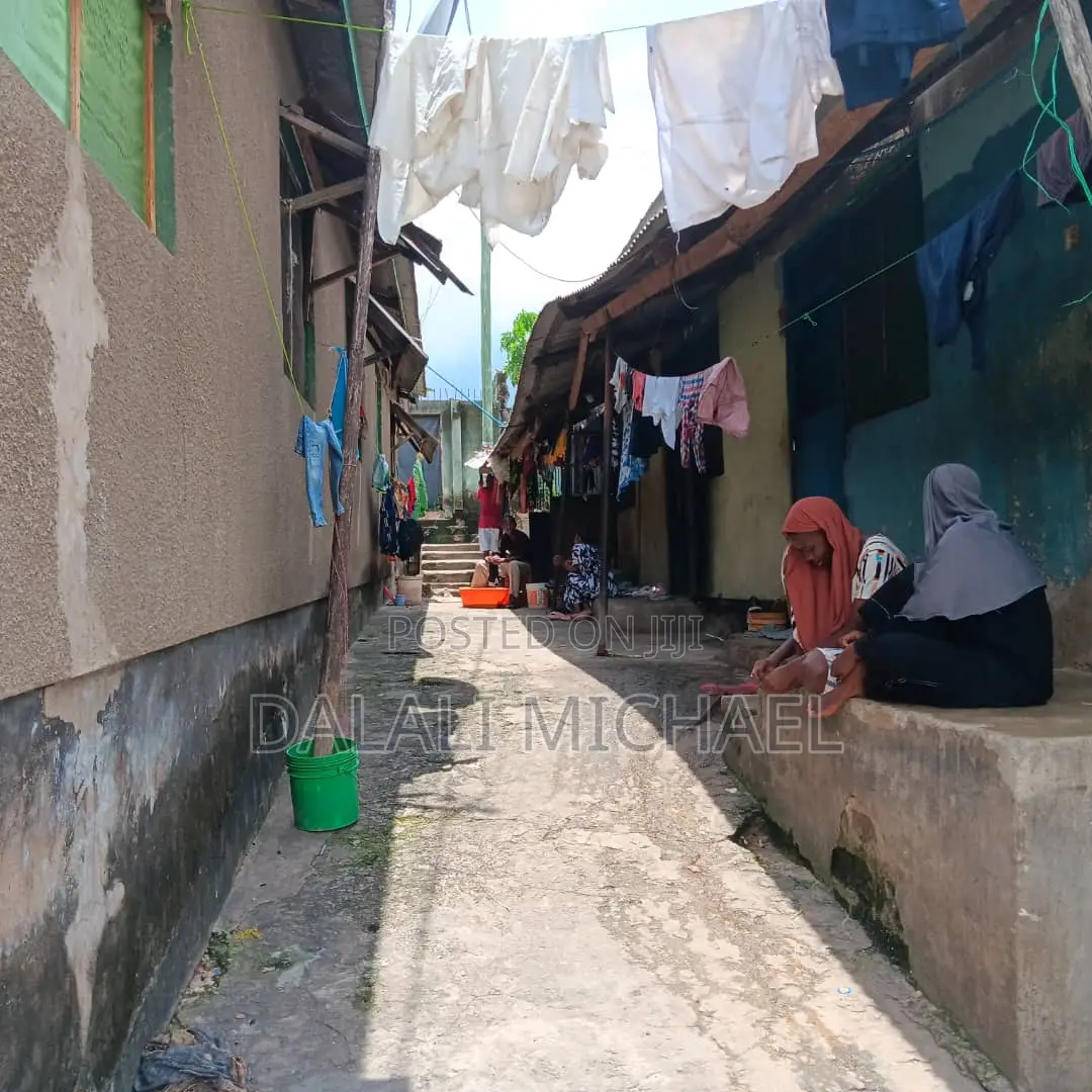 13bdrm House in Yombo for sale in Yombo Vituka