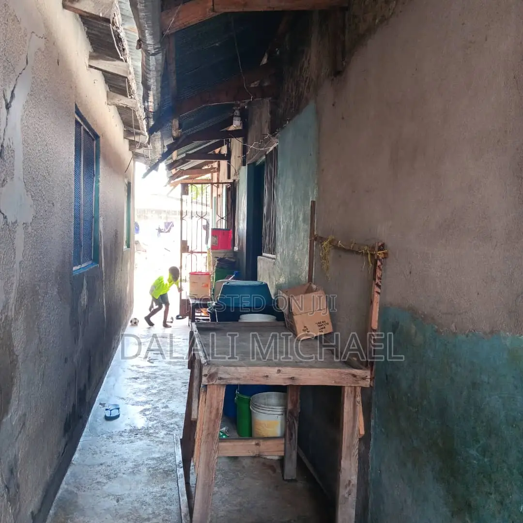 13bdrm House in Yombo for sale in Yombo Vituka