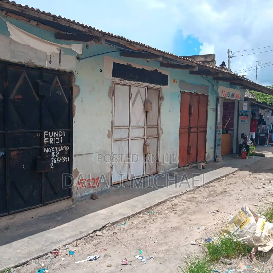 13bdrm House in Yombo for sale in Yombo Vituka