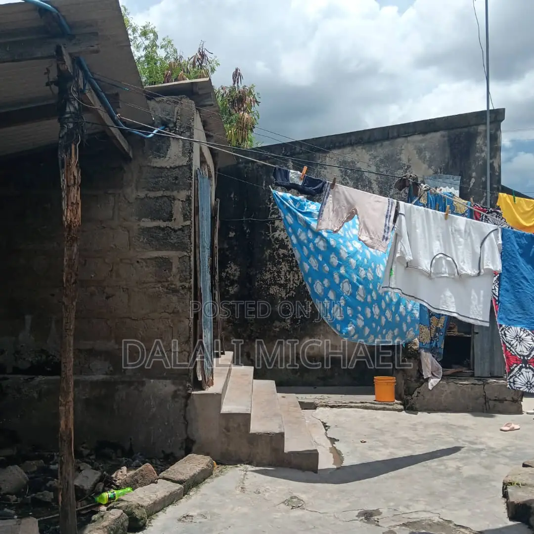 13bdrm House in Yombo for sale in Yombo Vituka