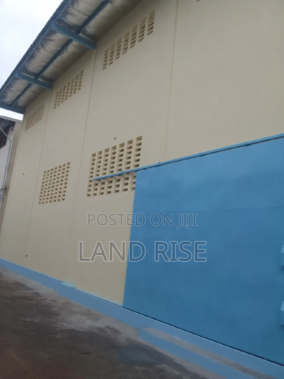 300 SQM Warehouse in Tazara in Vingunguti