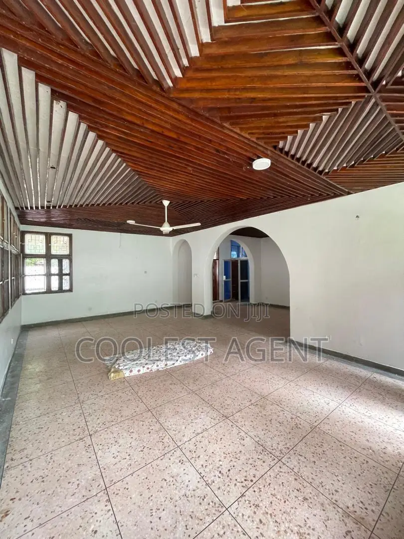 8bdrm Bungalow in Masaki, Kinondoni for rent in Kinondoni