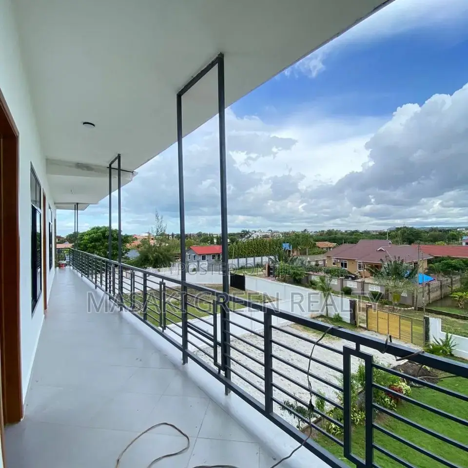 8bdrm Apartment in Mbweni, Kinondoni for sale in Kinondoni