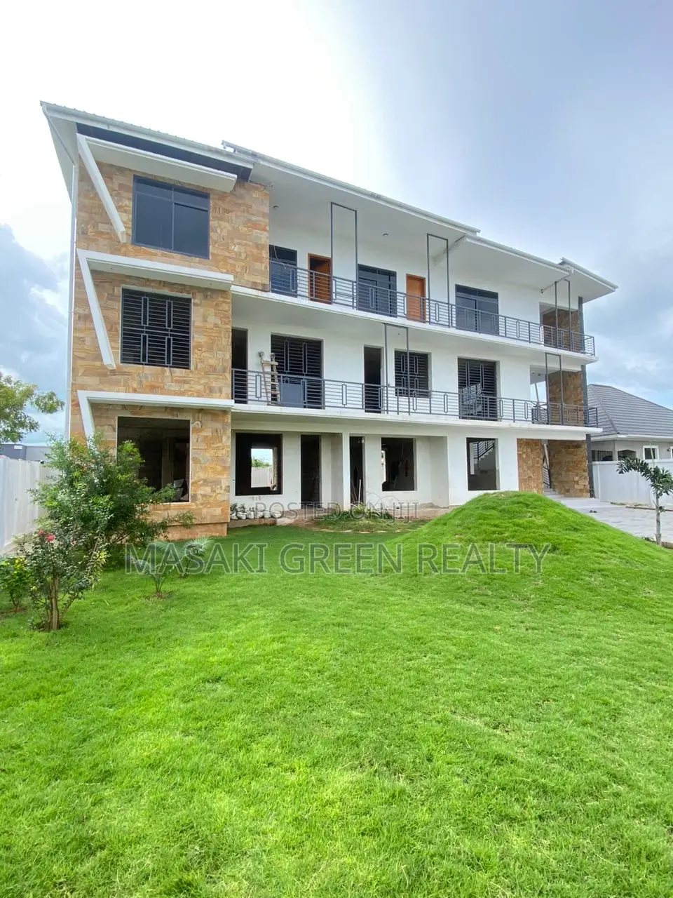 8bdrm Apartment in Mbweni, Kinondoni for sale in Kinondoni