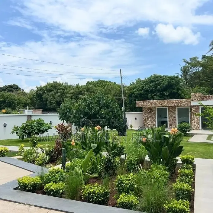 4bdrm Mansion in Bahari Beach, Kinondoni for sale in Kinondoni
