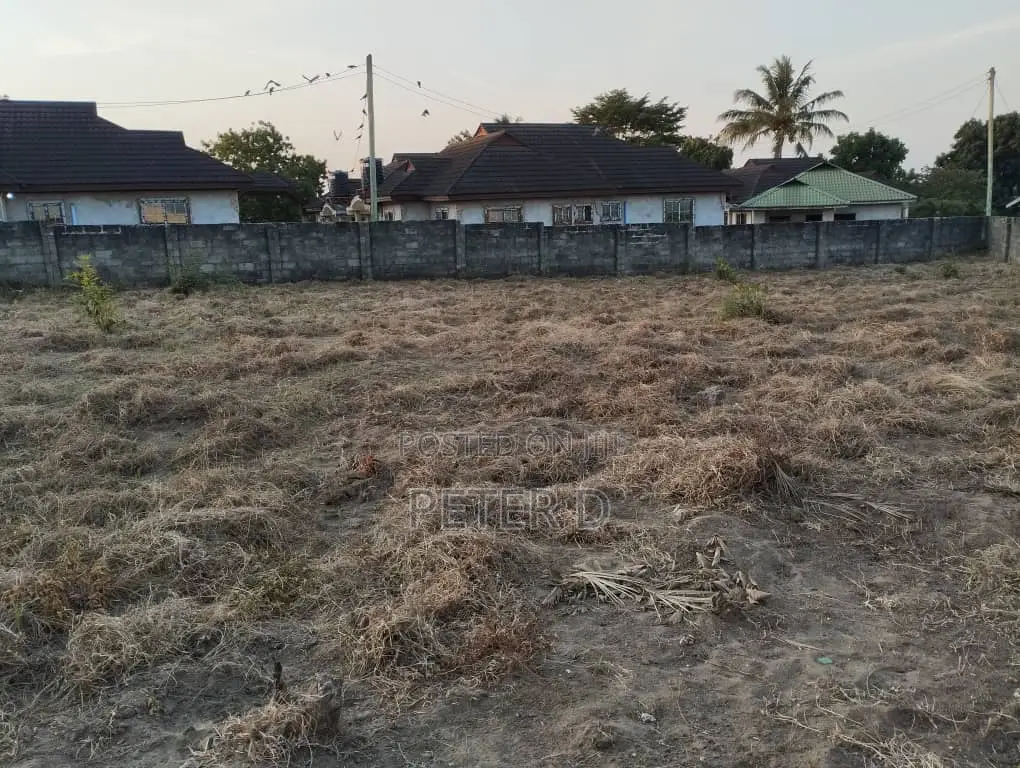 Kiwanja Chenye Fensi in Mbezi Beach