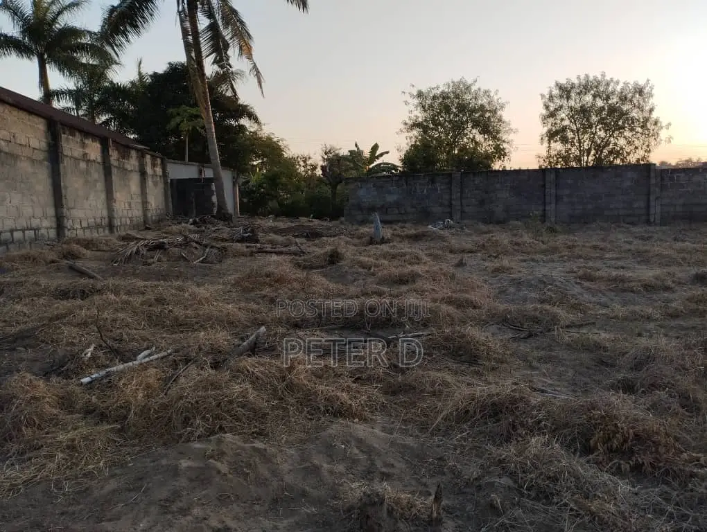 Kiwanja Chenye Fensi in Mbezi Beach