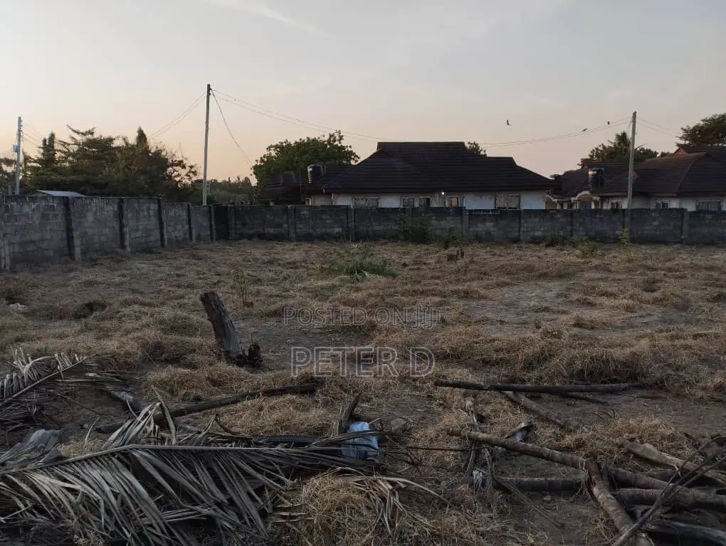 Kiwanja Chenye Fensi in Mbezi Beach