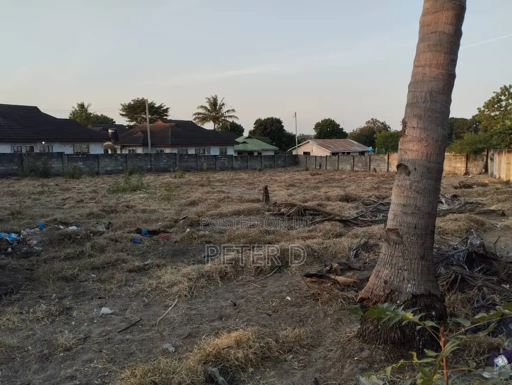 Kiwanja Chenye Fensi in Mbezi Beach