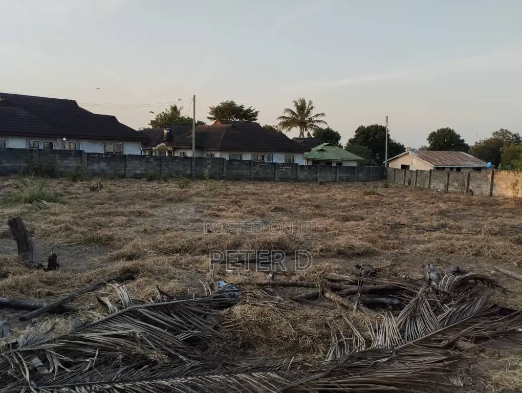 Kiwanja Chenye Fensi in Mbezi Beach
